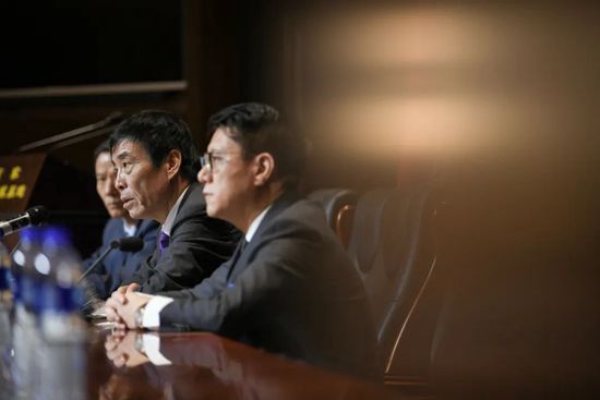 bl公交车上被迫打开双腿h男男